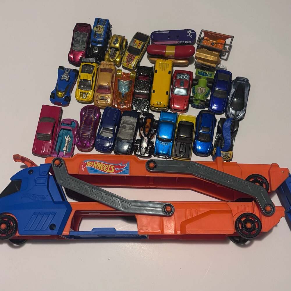 Hot Wheels City Extend N Stunt Hauler Truck Playset and Assorted Diecast Cars
